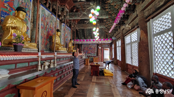 쌍계사 대웅전에서 한국 불교에 대해 배우는 시간