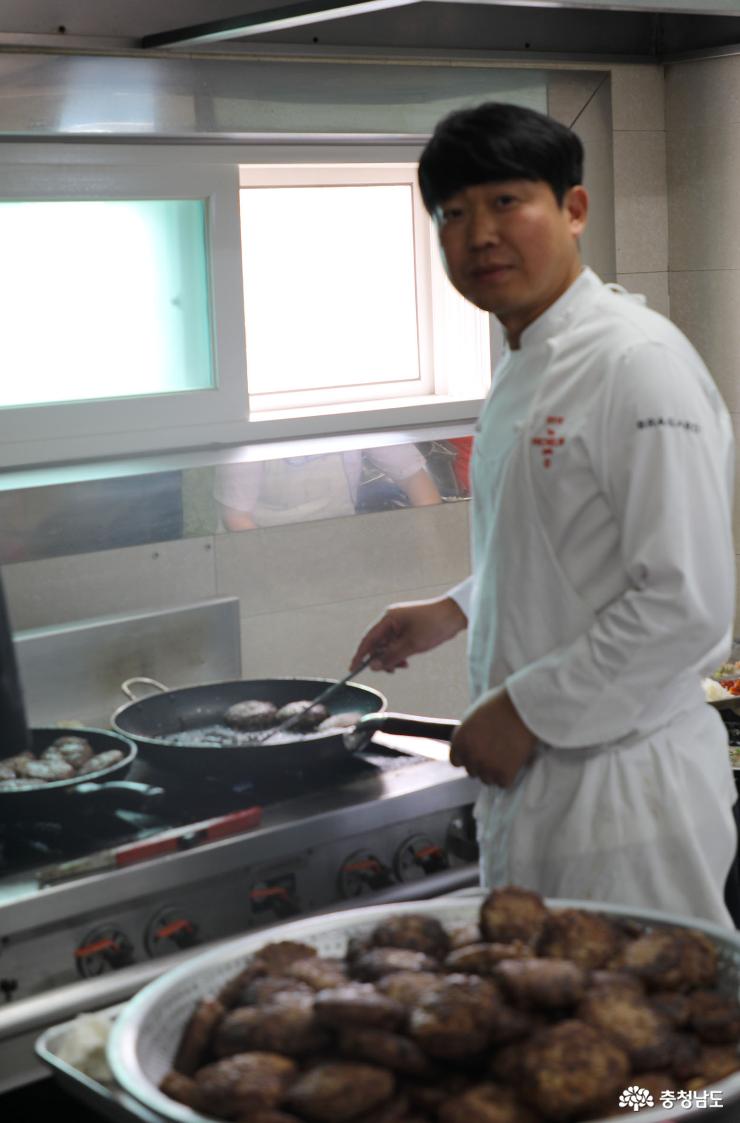 함박스테이크 요리를 하고 있는 김성운 셰프.