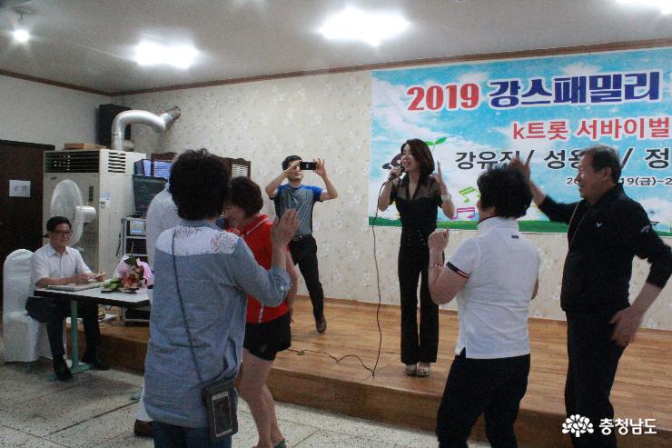가수 강유진, 지역주민 위한 콘서트 열어