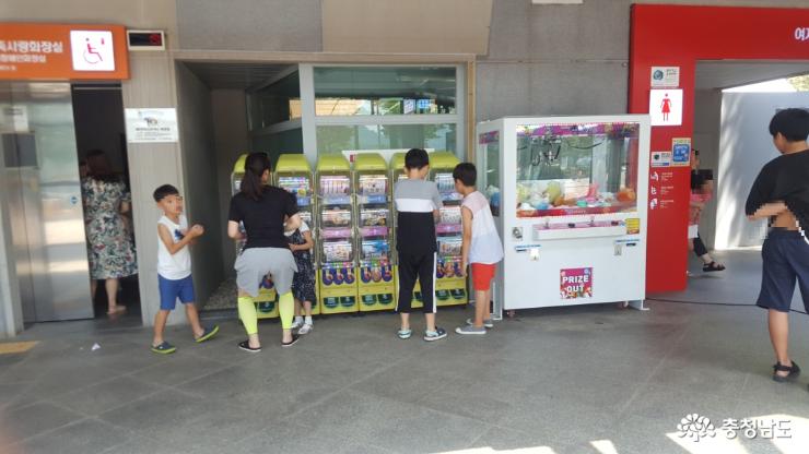 자판기앞에서 즐거운 아이들, 엄마는?