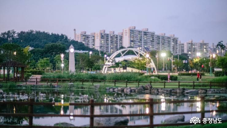 신나는 음악과 시원한 분수쇼가 있는 '천안 청수호수공원' 사진