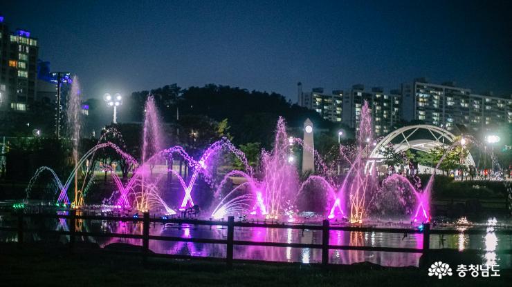 신나는 음악과 시원한 분수쇼가 있는 '천안 청수호수공원' 사진