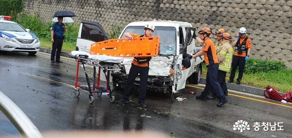8월 15일 당진시 채운동에서 발생한 교통사고 현장에서 구급대원들이 수습하고 있는 모습   