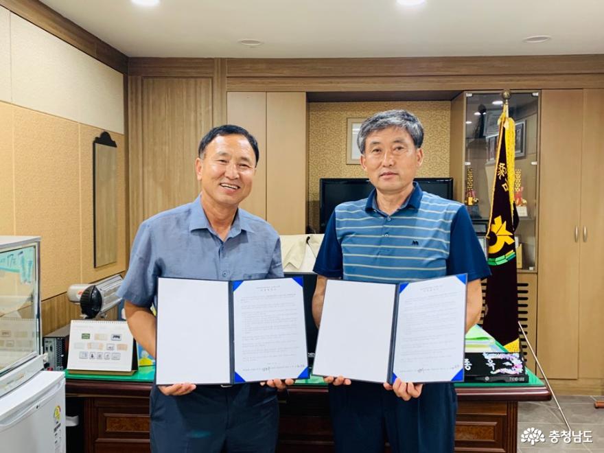 노중호 한우협회장(오른쪽)과 김종욱 화성농협조합장은 두 기관단체의 상생발전을 약속하는 협약을 맺었다.