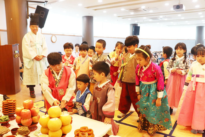 원아동어린이집 원아들이 참여해 전통문화를 체험하고 있다.