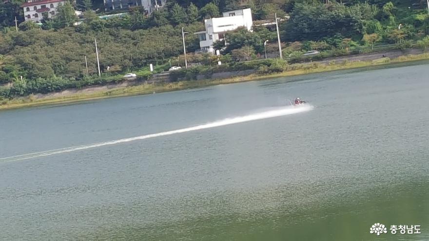 갑자기 나타난 모터 보트