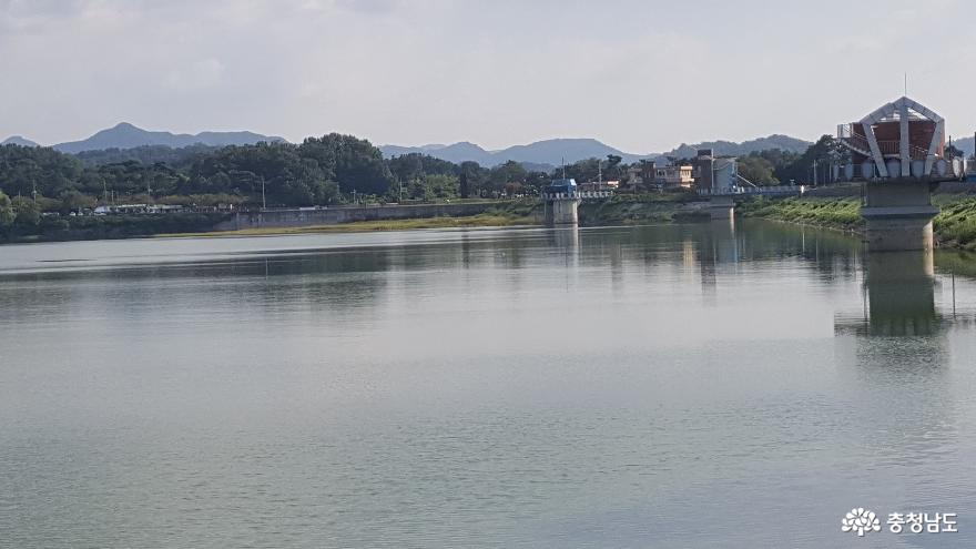 산책로에서 본 댐의 풍경