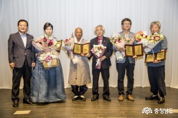 만대솔향기길 소금을 생산하는 정갑훈(사진 왼쪽에서 세번째)씨가 제8회 한국예술문화 명인에 성정되어 인증장을 받았다