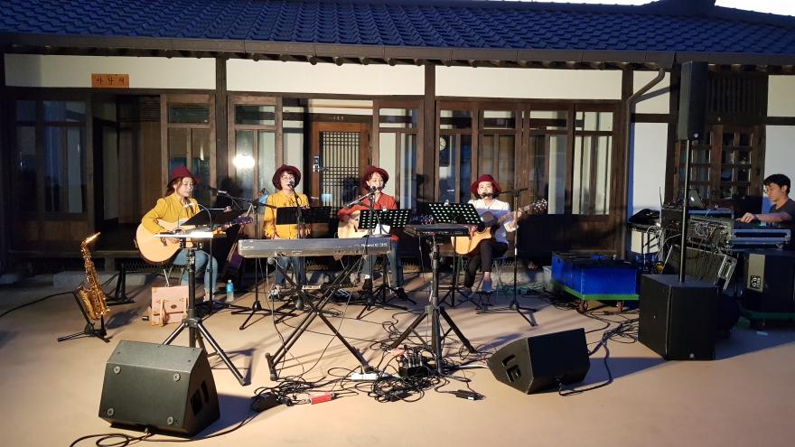 10월 3일 공주하숙마을에서 여성통기타 그룹 '여소울'이 공연을 하고 있다.