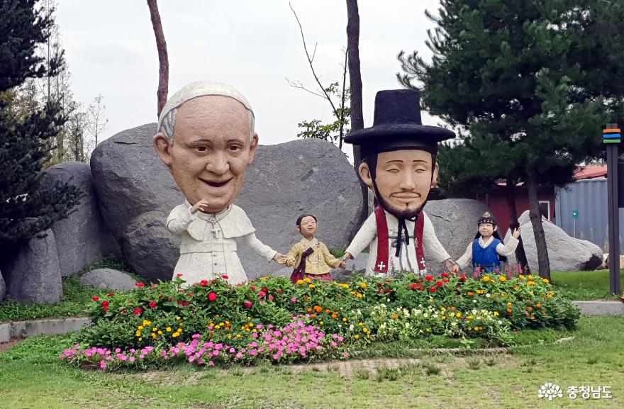 솔뫼성지 입구 프란치스코 교황과 김대건신부 조형물.