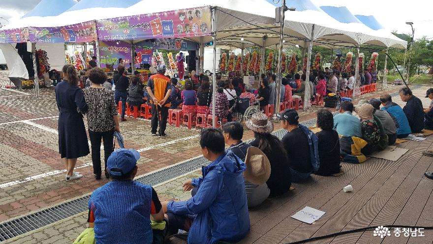 축제장에서 빼놓을 수 없는 각설이 품바 공연입니다.