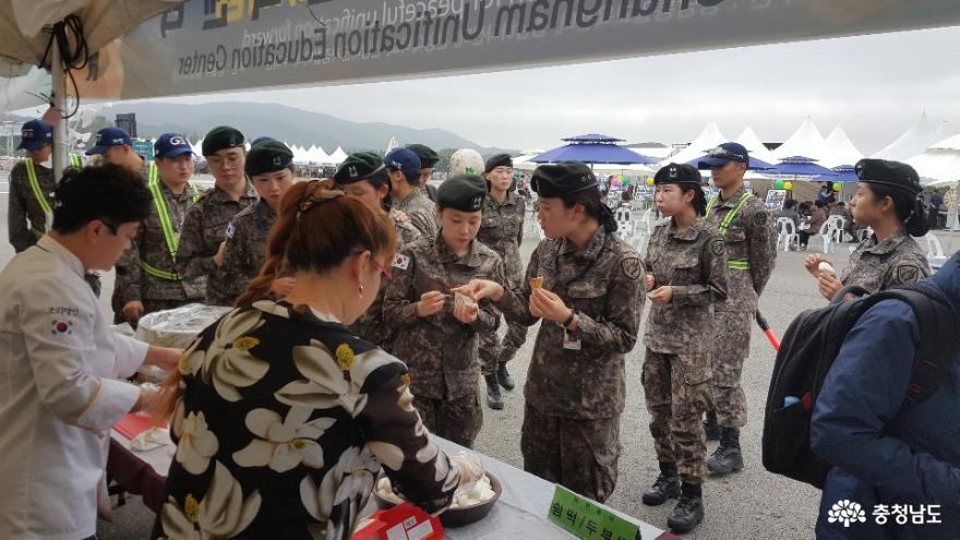 ‘계룡세계군문화축제장서 북한음식문화체험하다’