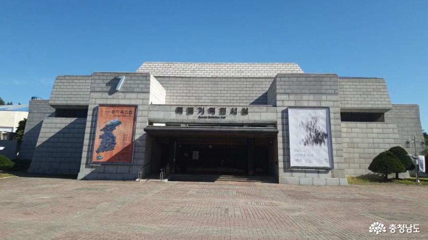 가갸날로 시작하여 광복 이후 10월 9일이 된 한글날입니다. 한글창제반포 573돌과 3.1독립운동 100주년을 맞이하여 독립기념관 특별전시실에서 ‘문자독립전’ ‘내 이를 어엿비 여겨’라는 주제로 서예전시회가 열리고 있습니다.