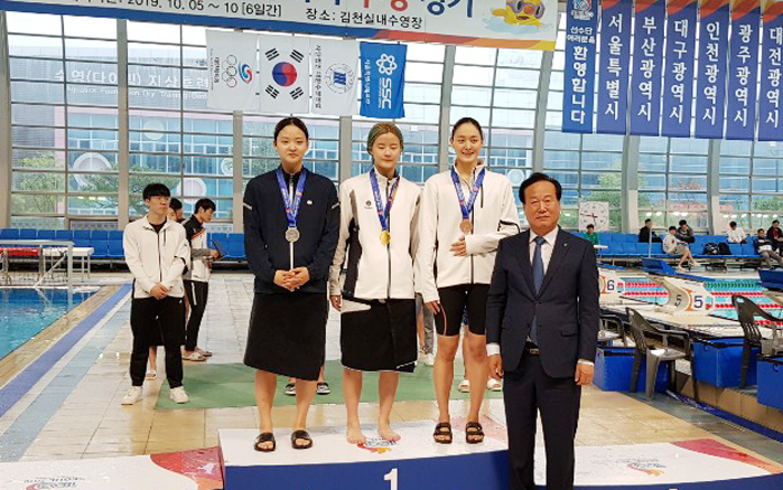 배영 100m와 200m에서 3년 연속 2관왕을 달성한 아산시청의 임다솔(좌측 2번째) 선수