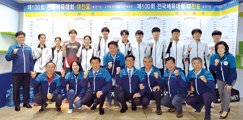 교육위원회 소속 의원들이 지난 7일 제100회 전국체육대회에 참가하고 있는 충남 고등부 선수단을 방문해 기념촬영을 하고 있다.