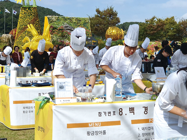 지난 6일 장성 황금요리 경연대회에 참가한 충남도립대 학생들이 요리경연을 펼치고 있다.