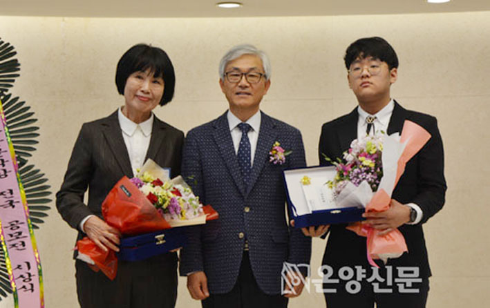최우수상 수상자 임경희(왼쪽), 김지용(오른쪽) 씨와 유병훈 아산 부시장