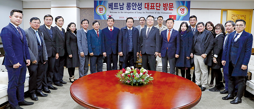 지난 20일 베트남 롱안성 인민의회 대표단이 충남도 의회를 찾은 가운데 유병국 의장, 이종화 부의장 등과 기념촬영을 하고 있다.