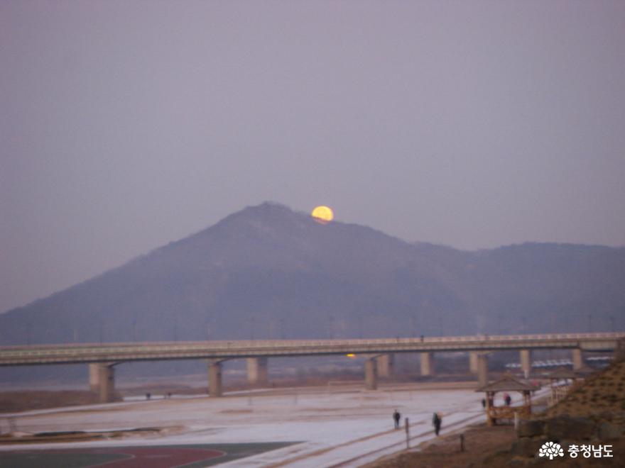 달이 지는 새벽의 연미산