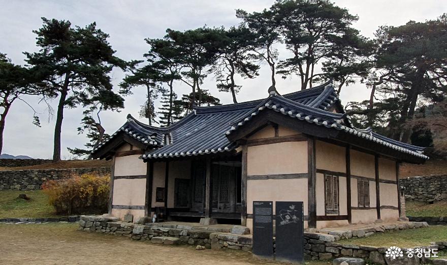 국내에서 가장 오래된 민가인 맹사성 고택. 정면 4칸 측면 3칸의 소박한 'ㄷ'모양이다.