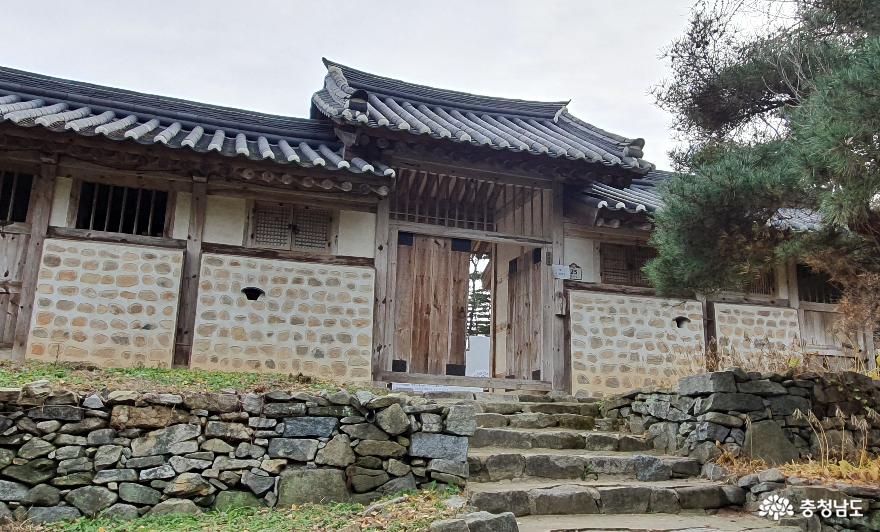 맹사성고택의 솟을대문. 고려무신 최영장군이 지어 손녀사위인 맹사성에게 전해졌다.