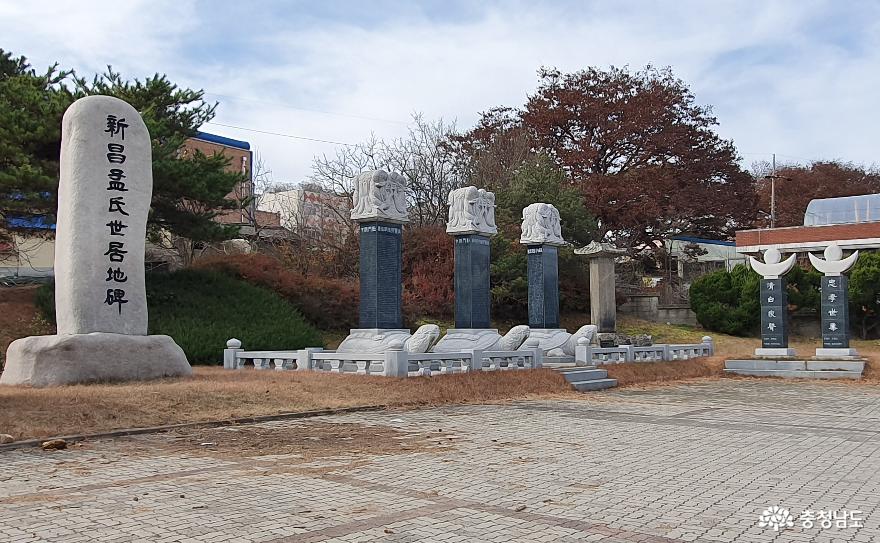 신창맹씨의 각종 비문을 모아 놓은 맹씨비림. 맹사성고택 입구에 있다.