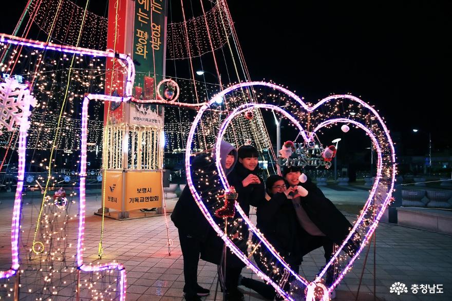 【포토】보령시,‘성탄트리’점등으로 사랑의 불 밝히다