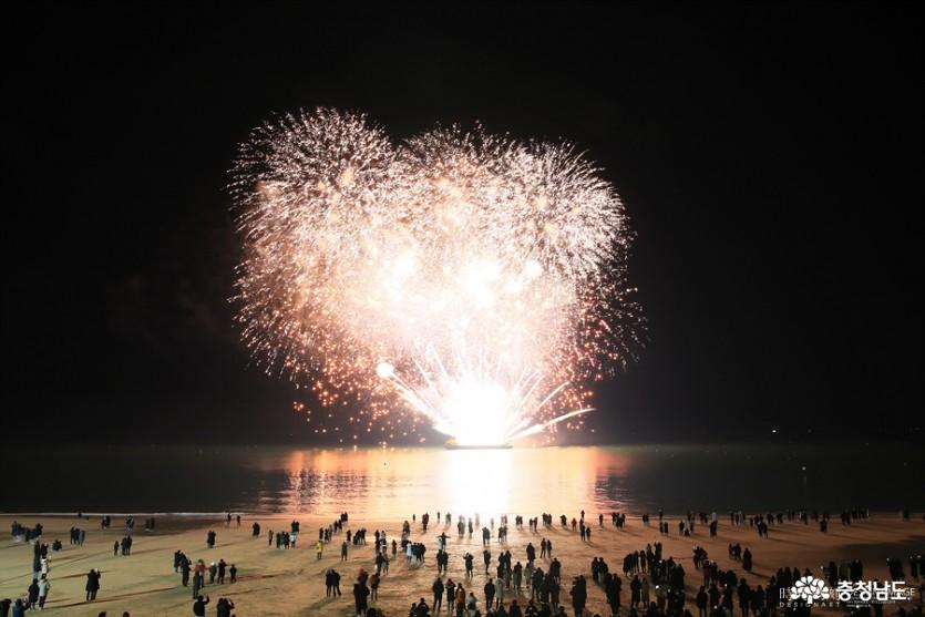 대천사랑축제의 해상불꽃쇼. 2018년 축제자료사진