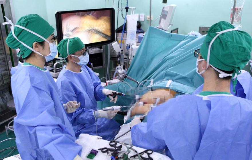 김동욱 교수(가운데)가 3D 복강경을 이용해 비만대사 수술을 시행하고 있다.