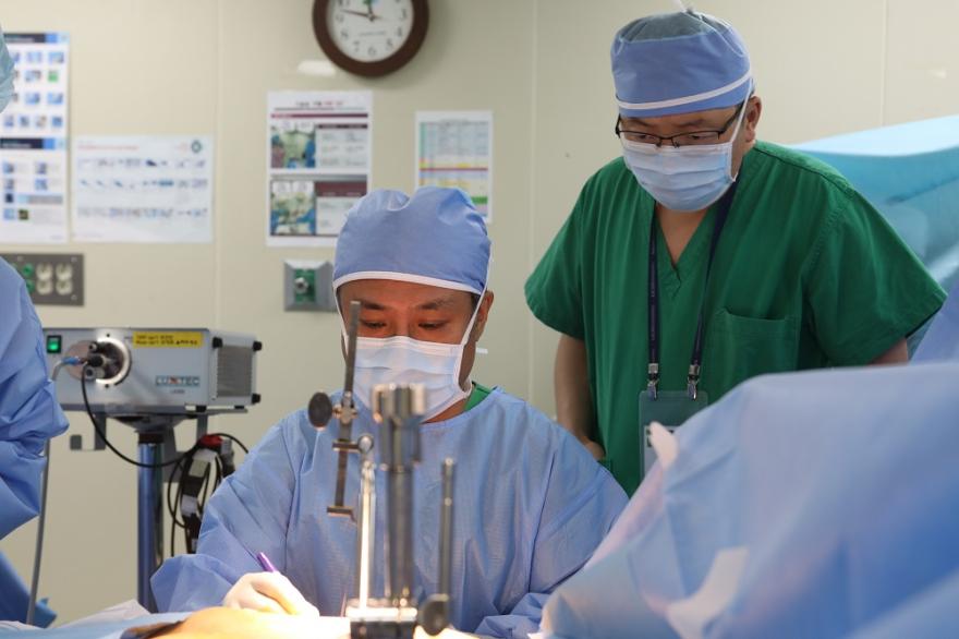 순천향대천안병원 흉부외과 이승진 교수가 몽골의사에게 오목가슴 교정술을 전수하고 있다. 17일 수술에 참관한 몽골 쿠야크 흉부외과 의사(뒤)