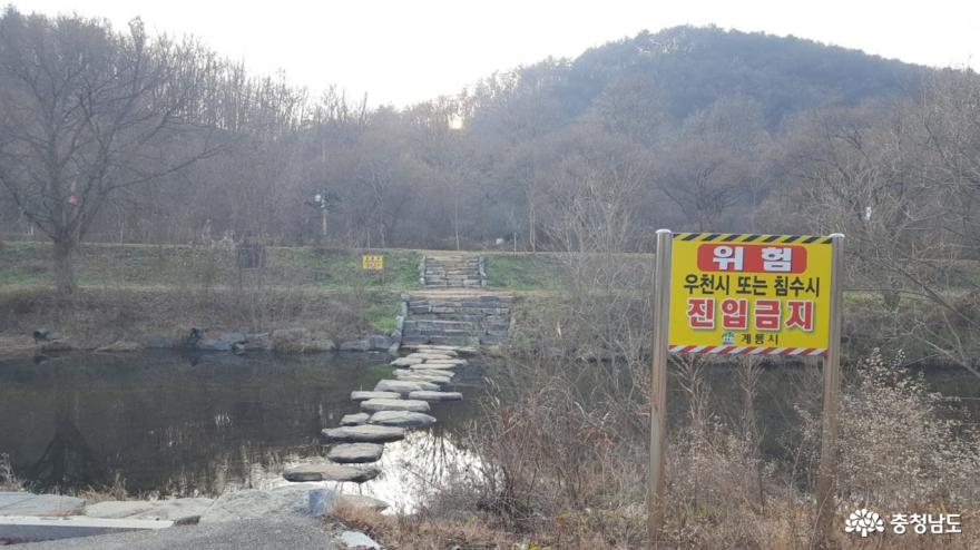 징검다리아래 물소리가 자연스럽습니다.