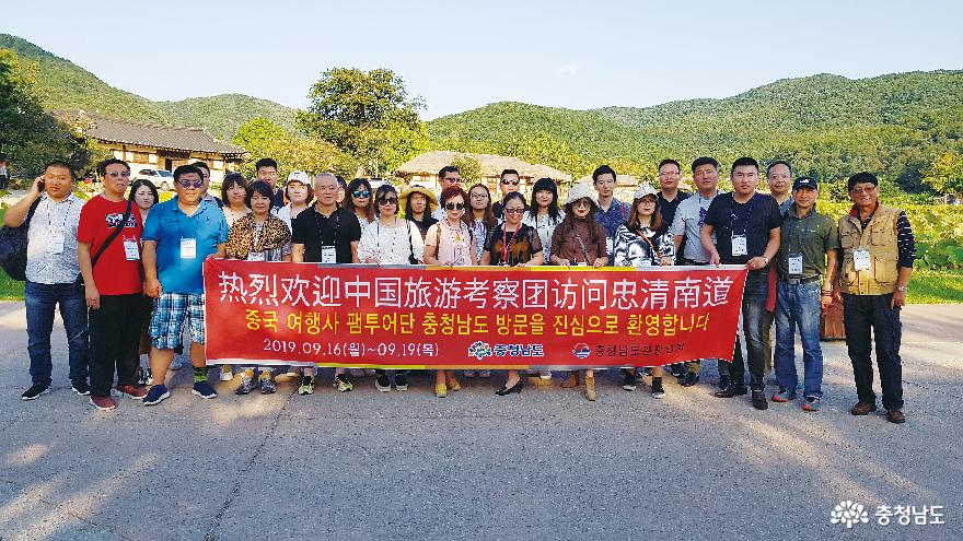 Captivate Chinese tourists traveling on a group tour