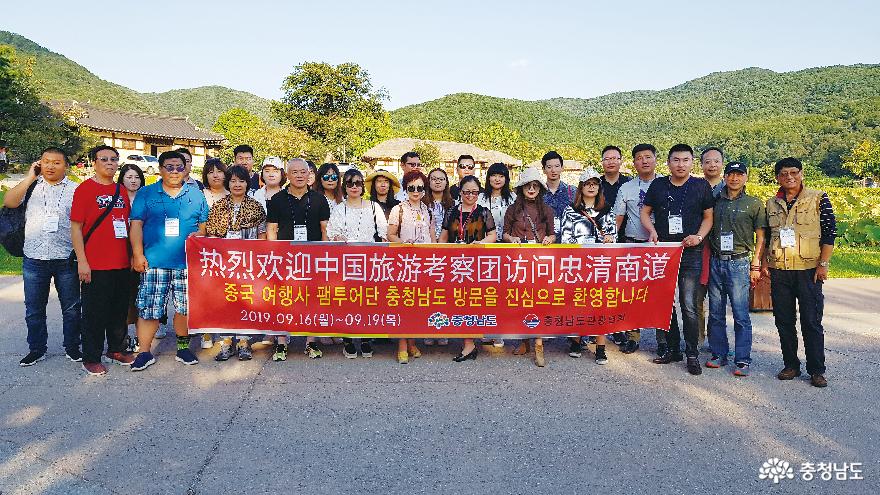 Captivate Chinese tourists traveling on a group tour 1
