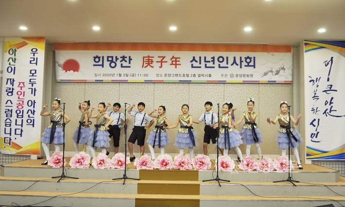 강경포구 전국어린이동요제에서 대상(교육부장관상)을 수상한 아산북수초 소리요정중창단의 축하공연