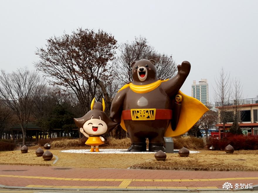 공주시 신관동 강북교차로에 서 있는 ‘고마곰과 공주’