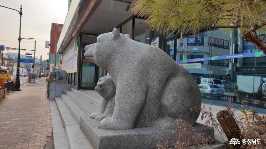 공주 도심의 곰 상