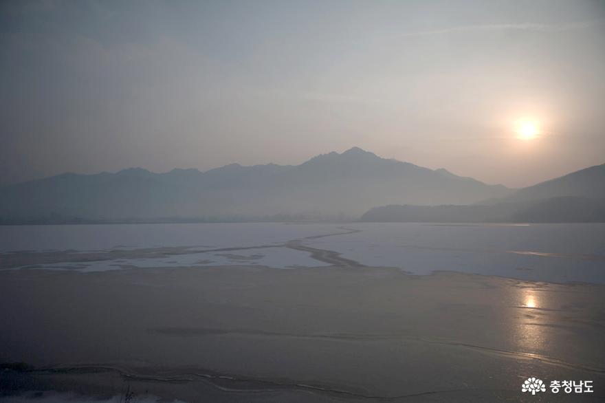 계룡저수지와 계룡산의 눈 덮인 일출 모습(2014년 1월 7일)