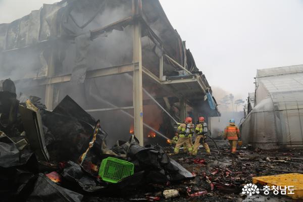8일 발생한 안면읍 중장리 안면농협 창고화재 진압 모습