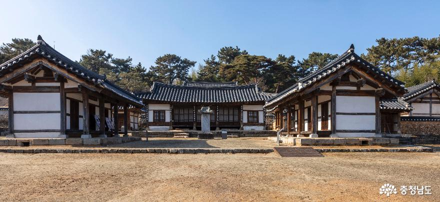 경내의 양성당, 정의재, 거경재, 원정비