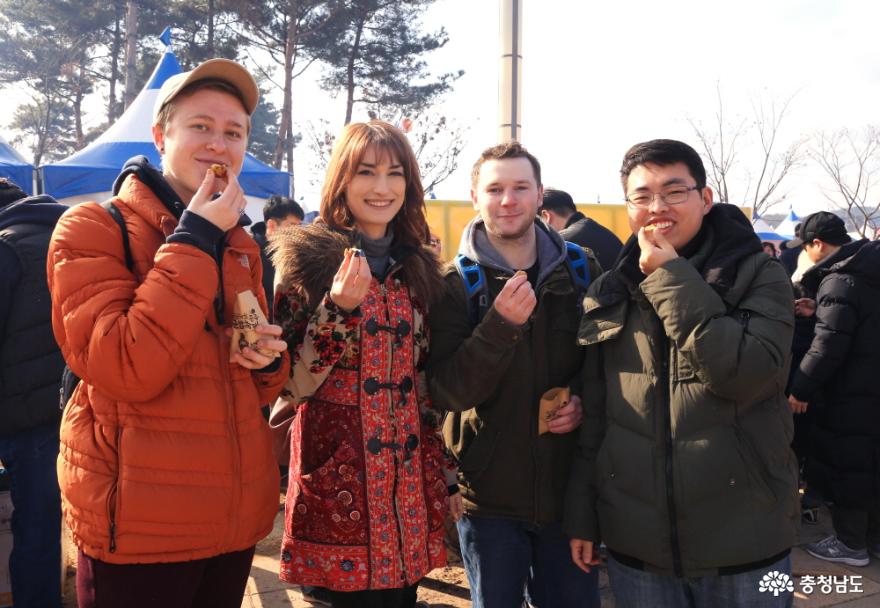 군밤축제장을 찾은 외국인들