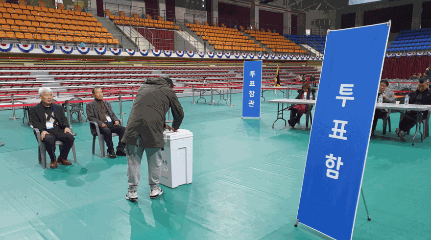 금산군체육회장 첫 민선 선거 투표장 모습.