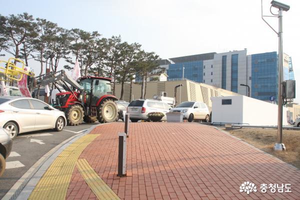 ‘쥐꼬리 수당’ 반발 농민들에 시청 업무 마비 1