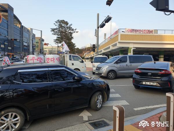 ‘쥐꼬리 수당’ 반발 농민들에 시청 업무 마비 2