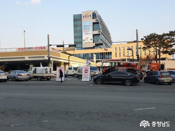 ‘쥐꼬리 수당’ 반발 농민들에 시청 업무 마비 3