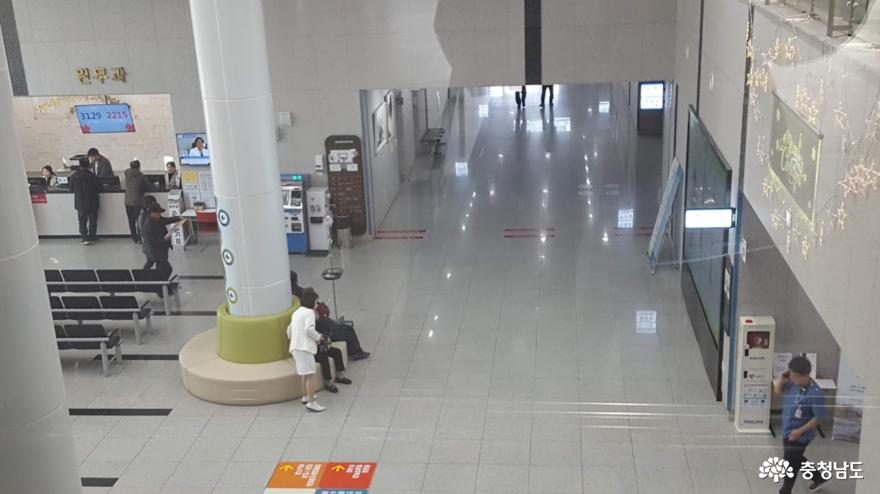 공주의료원 원무과가 있는 1층에서는 외부손님에게 친절한 안내가 기다리고 있다.