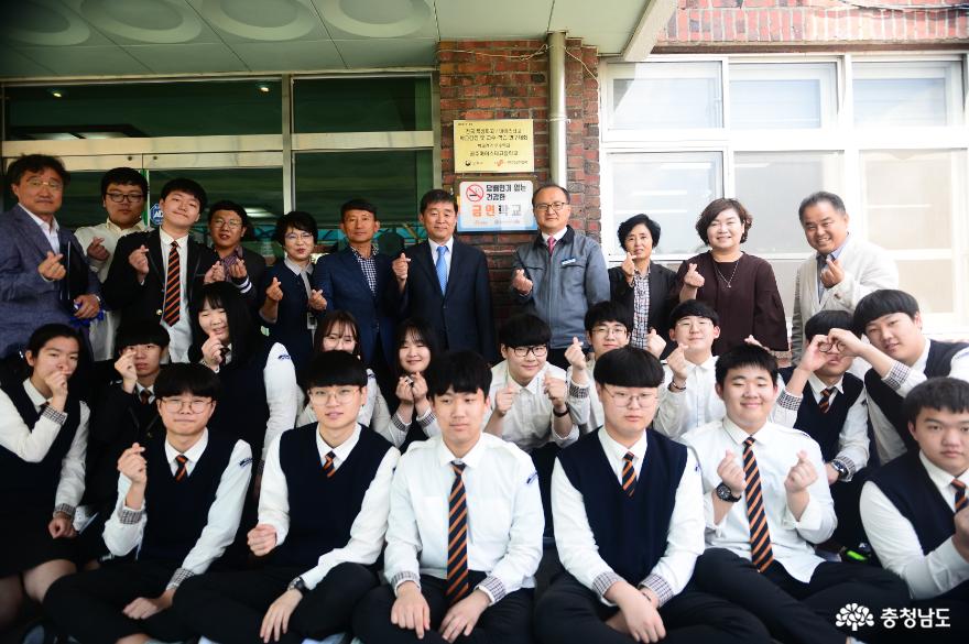 2018년, 공주마이스터고등학교에서 교직원과 학생들이 금연선서 및 금연 현판식을 거행했다.(출처_공주시)