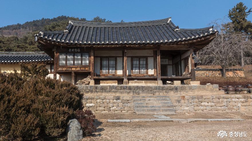 마당에 바라본 누마루가 있는 사랑채