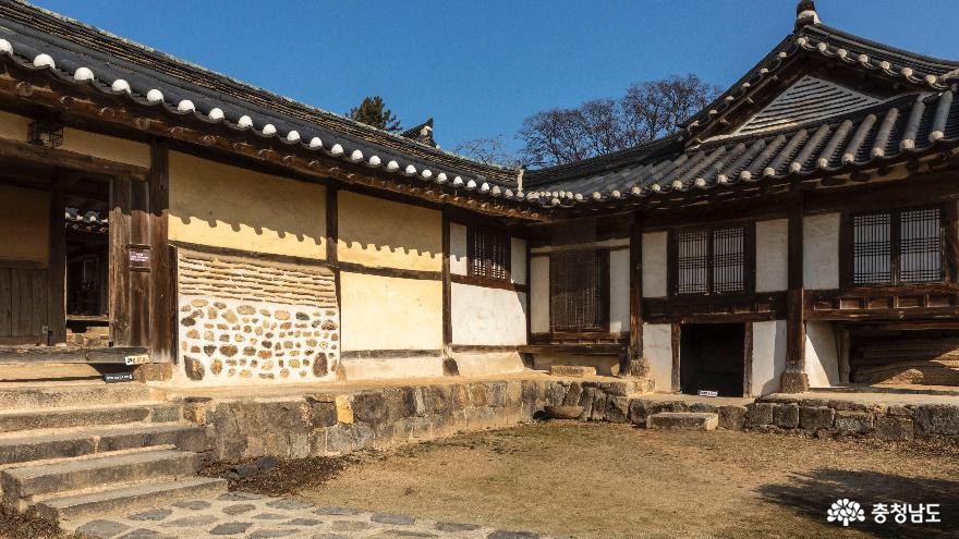 안채로 들어가는 입구 중문
