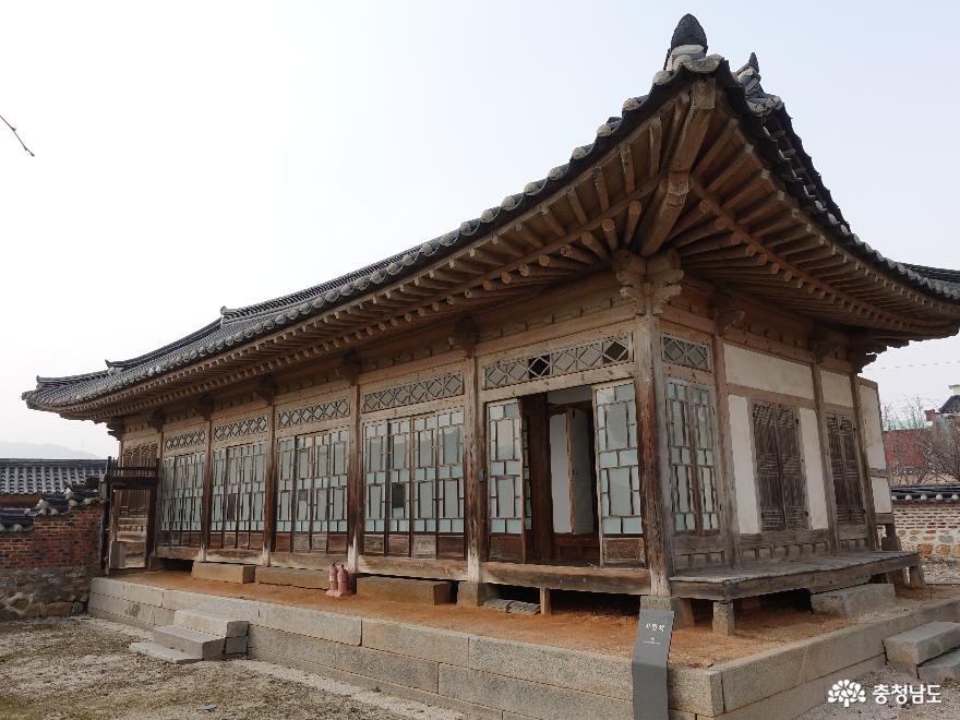 유리가 사용된 개량 한옥 사랑채