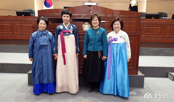 새해 첫 회기 맞은 천안시의회, 한복 입고 등원한 여성의원 4인 ‘눈길’ 1